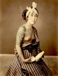 Tätowierte japanische Frau, ca. 1890 (handkoloriertes Foto)